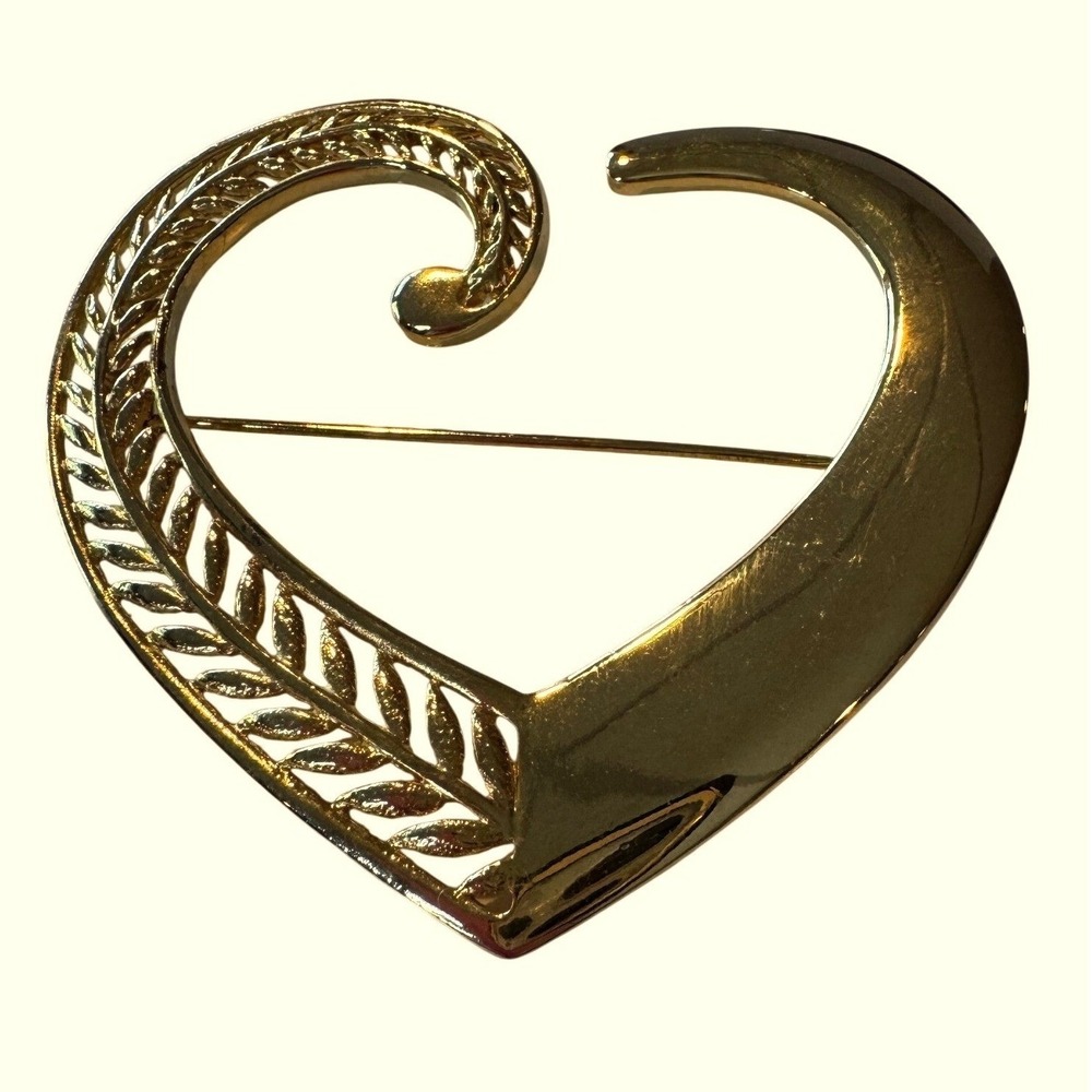Vintage JJ Jonette Gold Tone Open Heart Brooch Pin‎ Designer Signed
